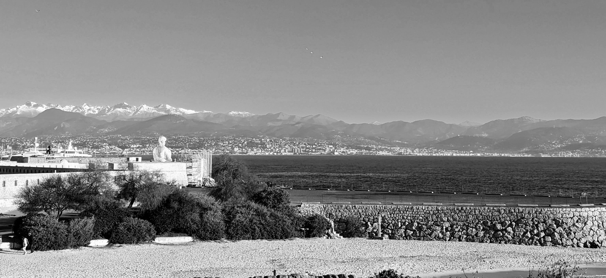 La Méditerranée et les remparts d’Antibes face aux montagnes